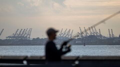 Tusenvis av arbeidere har gått ut i streik. Avbildet er Newark-havnen i New York City.