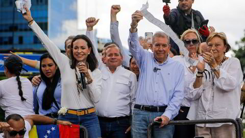 Opposisjonslederne Maria Corina Machado og Edmundo Gonzalez løfter dokumenter med valgresultater i en demonstrasjon Carcas, Venezuela på tirsdag.