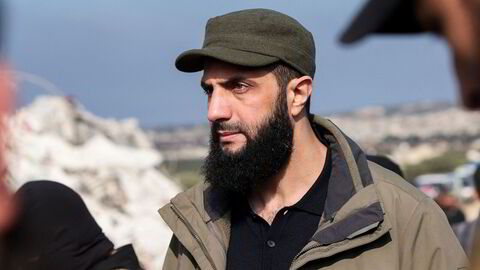 HTS-leder Abu Mohammed al-Jolani inspiserer skader etter et jordskjelv i landsbyen Besnaya i den opprørskontrollerte Idlib-provinsen nordvest i Syria på grensen til Tyrkia 7. februar 2023.