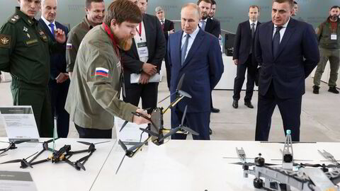 President Vladimir Putin besøkte en produksjonsfabrikk for droner i St. Petersburg før helgen.