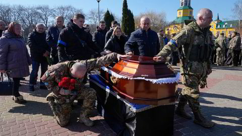 Russland velger krig og død, skriver Asle Toje. Her tar ukrainske soldater et siste farvel med offiser Velerij Gudz som ble drept i kamp mot russiske styrker utenfor hovedstaden Kyiv.