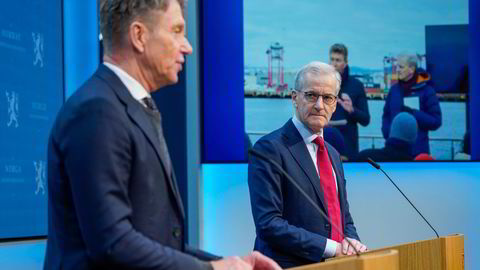 Statsminister Jonas Gahr Støre (til høyre) og energiminister Terje Aasland i perlehumør etter at Norges første havvindauksjon ble en suksess. Vinneren var kanskje ikke helt som ventet: belgisk-nederlandske Ventyr.
