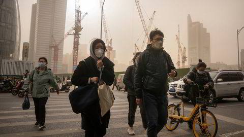 Med bankkriser i USA og Europa håper investorer at den kinesiske økonomien skal gi økonomisk vekst og etterspørsel. Den største usikkerheten er eiendomsmarkedet. En sand- og støvstorm har rammet hovedstaden Beijing denne uken.