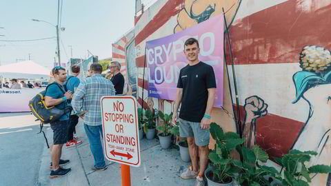 Krigen i Ukraina er tema også nord for downtown Miami. Britiske Ryan Wilkinson i NFT-selskapet Blockasset under en event i regi av selskaper som bruker kryptovalutaen Solanas, utenfor verdens største bitcoinmesse på Miami Beach.