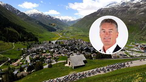 Den norske eiendomsinvestor Kjartan Aas har flyttet til den sveitsiske landsbyen Andermatt, som er kjent for sine ski- og sykkelmuligheter.