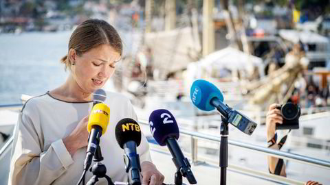 Une Bastholm trekker seg som partileder for MDG, et verv hun har hatt siden 2020. Her fra onsdagens  pressekonferanse i Arendal.