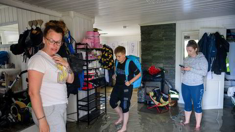Jeanett Koch Guhaugen (til venstre) og sønnen Lenni Kvamme har fått huset fullt av vann. – Her går det ikke an å bo lenger, sier Guhaugen. Venninnen Karina Husum Storhaug er kommet for å hjelpe til.