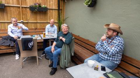 Eks-rådgiver for Frp og karaokekonge, André Melchior Larsen (med hatt), er daglig leder for kokkelimonkebransjens nye samlingssted. Bak fra venstre eks-pressesjef for Jens Stoltenberg, Torbjørn Giæver Eriksen (Ap), eks-pressesjef for Erna Solberg, Sigbjørn Aanes (H) og tidligere statssekretær og ambassadør, Morten Wetland (Ap).