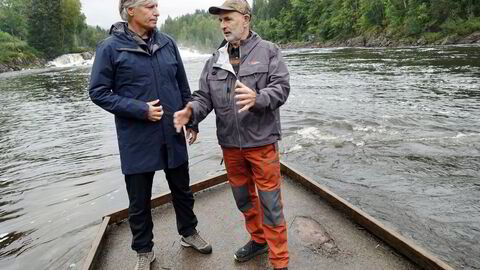 Venstres stortingsrepresentant Ola Elvestuen (til venstre) vil sette en tidsfrist for å få all oppdrett i lukkede merder. Tidligere statsråd og stortingspresident, Dag Terje Andersen, er enig i at det må gjøres noe.