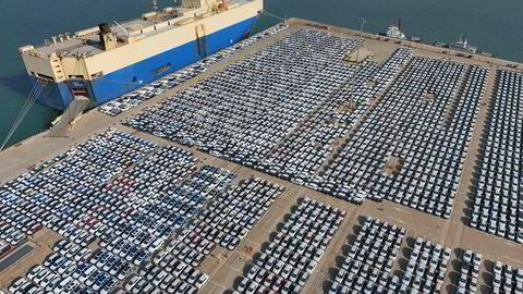 Den kinesiske bileksporten økte med over 60 prosent i 2023. Her fra Yantai-havnen i Shandong-provinsen, hvor biler venter på å bli lastet om bord på skip.