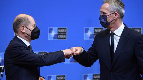 Natos Jens Stoltenberg (til høyre) hilser på den tyske forbundskansleren Olaf Scholz under en pressekonferanse tirsdag.