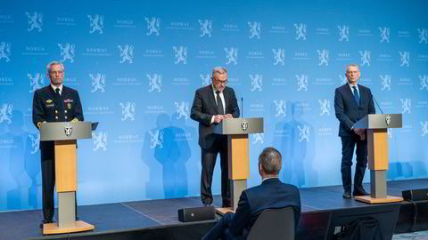 Sjef for Etterretningstjenesten, viseadmiral Nils Andreas Stensønes (til venstre), sjef for Politiets sikkerhetstjeneste, Hans Sverre Sjøvold og sjef Nasjonal sikkerhetsmyndighet, Kjetil Nilsen, presenterte mandag respektives åpne trussel- og risikovurderinger.