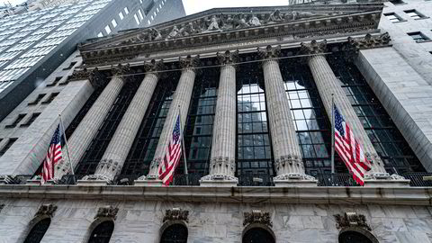 Wall Street tar en fot i bakken, etter at New York Stock Exchange (bildet) og S&amp;P 500 satte rekordnoteringer mandag.