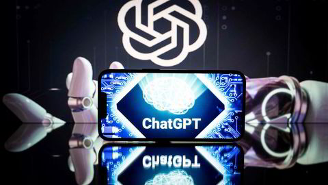 ChatGPT i aksjon: AI-roboten hjelper brukere, men skaper også utfordringer for selskaper og sikkerhet.