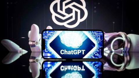 ChatGPT i aksjon: AI-roboten hjelper brukere, men skaper også utfordringer for selskaper og sikkerhet.
