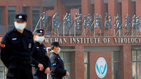 Vakter var på plass da et etterforskningsteam fra Verdens helseorganisasjon (WHO) besøkte Wuhan institutt for virologi i februar.