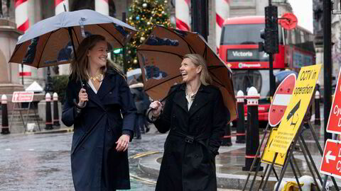 Finansdirektør Ida Lerner (til venstre) og DNB-sjef Kjerstin Braathen presenterer nye mål til kapitalmarkedene fra London tirsdag. Her går de langs Threadneedle Street i London før bankens kapitalmarkedsdag.