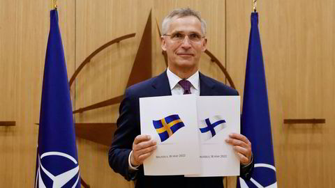 Generalsekretær Jens Stoltenberg holder opp søknadene fra Sverige og Finland om å bli medlemmer av Nato-alliansen.