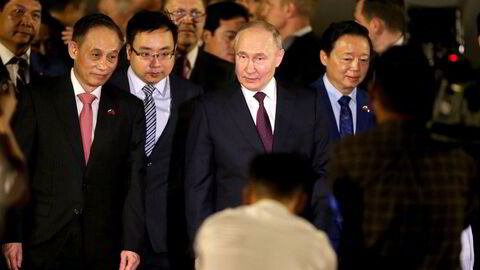 En stor vietnamesisk delegasjon var på plass for å møte Russlands president Vladimir Putin da han landet på Noi Bai International Airport i Hanoi natt til torsdag ved starten på et todagers besøk.