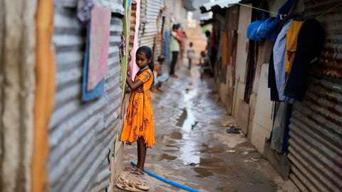 Jerifa Islam står i sitt fattige nabolag i Bengaluru. India er allerede blitt verdens mest folkerike land.