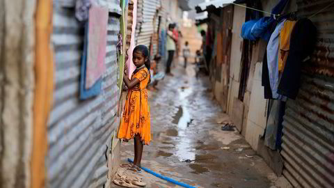 Jerifa Islam står i sitt fattige nabolag i Bengaluru. India er allerede blitt verdens mest folkerike land.