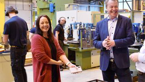 Spilka Industri utenfor Ålesund er en av de norske bedriftene som vil bli omfattet av EUs nye klimatoll fra 2026. Administrerende direktør Terje Bøe sammen med leder for marked og kommunikasjon, Laila Gjerdsbakk.