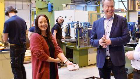 Spilka Industri utenfor Ålesund er en av de norske bedriftene som vil bli omfattet av EUs nye klimatoll fra 2026. Administrerende direktør Terje Bøe sammen med leder for marked og kommunikasjon, Laila Gjerdsbakk.