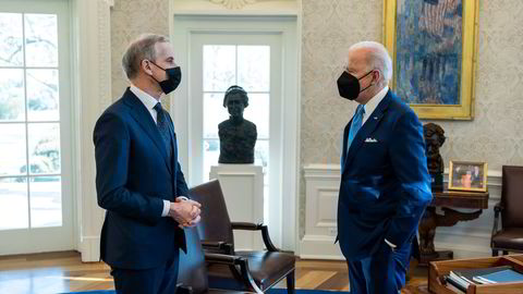 Både Norge og EU prøver så godt de kan å få unntak fra klimaskattepakken som Joe Biden (til høyre) fikk gjennom Kongressen i fjor høst. Jonas Gahr Støre møtte den amerikanske presidenten for ett år siden.