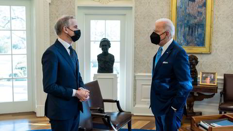 Både Norge og EU prøver så godt de kan å få unntak fra klimaskattepakken som Joe Biden (til høyre) fikk gjennom Kongressen i fjor høst. Jonas Gahr Støre møtte den amerikanske presidenten for ett år siden.
