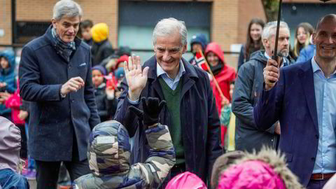 Det er riktig å bosette ukrainske flyktninger og hjelpe dem ut i arbeid, skriver statsministeren. I fjor besøkte han Byskolen i Sandefjord for å se hvordan kommunen tar imot flyktninger.