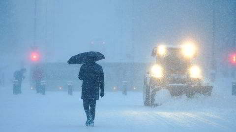 Kraftig snøvær har ført til at busser, t-bane og tog tidvis har stått stille i Oslo onsdag.