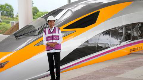 Indonesias president Joko Widodo åpnet nylig den nye toglinjen på 142 kilometer mellom hovedstaden Jakarta og Bandung. Fire indonesiske selskaper har dannet et konsortium med China Railway International Co. på å ferdigstille prosjekter på over 60 milliarder kroner på under fire år.