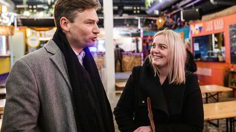Høyres nestledere Tina Bru og Henrik Asheim har en veldig uformell stil i podkasten «Stortingsrestauranten»