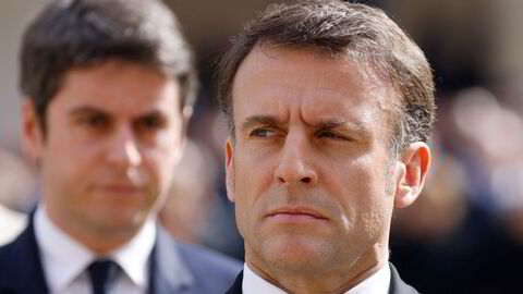 Statsminister Gabriel Attal (til venstre) og president Emmanuel Macron. Til tross for at Attal har bedt om å få trekke seg, har Macron bedt ham bli sittende inntil videre.