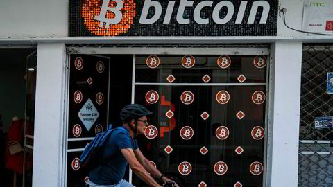 Bitcoin-prisen har brutt gjennom 71.000 dollar og nærmer seg rekorden som ble satt i mars, da kryptovalutaen ble omsatt til over 73.000 dollar. Gullprisen er på rekordnivåer.