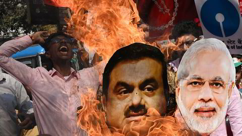 En representant for Indias Congress Party ropte slagord og brente bilder av statsminister Narendra Modi og næringslivstoppen Gautam Adani i protest mot regjeringens økonomiske politikk i Kolkata på mandag.