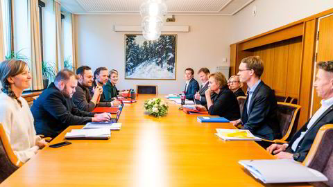 Slik så det ut inne i forhandlingsrommmet mandag formiddag da de parlamentariske lederne og finanspolitiske talspersonene for Ap, Sp og SV møttes til budsjettforhandlinger på Stortinget. Foto: Håkon Mosvold Larsen/NTB