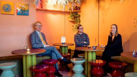 – Vi understreker at det er stor usikkerhet rundt inflasjonsutviklingen fremover, sier sjeføkonom Marius Gonsholt Hov (midten). Dersom arbeidsmarkedet holder seg sterkt og inflasjonen holder seg høy, kan styringsrenten bli høyere enn tre prosent, mener han. Her sammen med sjeføkonomene Jan Ludvig Andreassen og Kjersti Haugland.