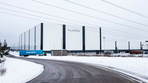 Varner-konsernet bygde dette sentrallageret i Vänersborg i Sverige for seks år siden. Nå har kleskonsernet solgt logistikkanlegget til et selskap eid av Stein Erik Hagen og Edgar Haugen som skal stå for en større utvidelse.