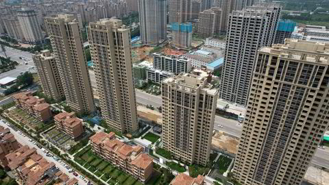 Investeringsgiganten Zhongzhi har havnet i mislighold. Selskapet har bistått med finansiering til den kriserammede eiendomssektoren. Det står halvferdige leilighetskomplekser over hele Kina, som her i Xinzheng City i Zhengzhou.