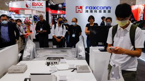 Den taiwanske eksporten falt med over 25 prosent i mars. Taiwanske Foxconn, som Apples viktigste kontraktsprodusent, er i ferd med å bygge fabrikker i Sørøst-Asia, India og USA for å være forberedt på de geopolitiske sammenstøtene.