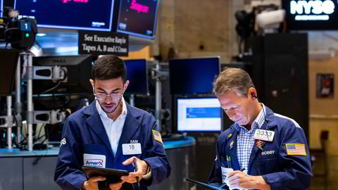 Tradere i dyp konsentrasjon på handelsgulvet på New York-børsen.