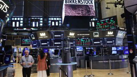 Flere tradere på gulvet på New York-børsen gikk i Birkenstock-sandaler da det ikoniske fottøyselskapet gikk på børs onsdag.