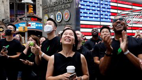 Teknologibørsen Nasdaq steg kraftig fredag. Her god stemning foran hovedkvarteret på Times Square i New York ved en tidligere anledning.