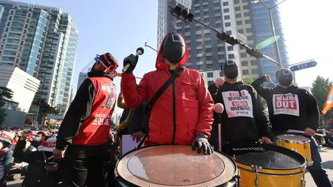 Medlemmer fra fagforeningen Korean Confederation of Trade Unions, iført kostymer fra Netflix-serien  series «Squid Game» deltok i en demonstrasjon i forrige uke hvor de krevde bedre arbeidsforhold.