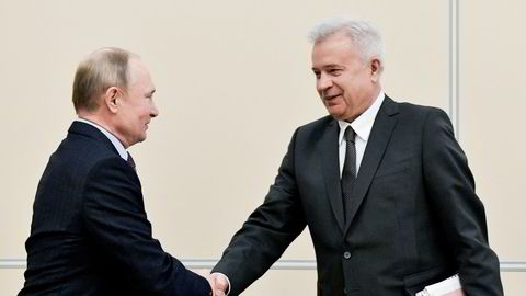 Har Lukoil fått flere titall millioner kroner i leterefusjon etter at selskapet ble erklært som uønsket på norsk sokkel? Her er Lukoil-sjef og storeier Vagit Alekperov (til høyre) sammen med Russlands president Vladimir Putin i januar 2020.