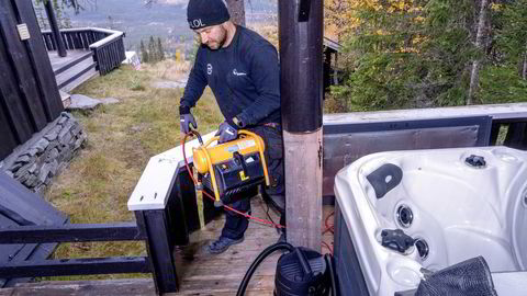 Rørlegger Wojtek Szlapka forteller om stor pågang om rør- og temperaturrelaterte strømspareråd – og en del ønsker også at hele hytta skal pumpes fri for vann. Det er ikke alltid like enkelt.