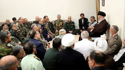 Irans øverste leder Ayatollah Ali Khamenei møtte militære ledere i Teheran søndag.