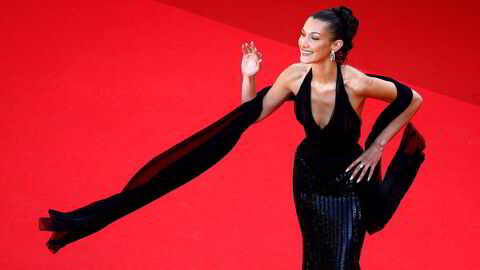 Adidas valgte den kjente modellen Bella Hadid som frontfigur i en kampanjen for nye joggesko. Hadid er halvt palestinsk, og har kritisert Israels behandling av palestinere. Dermed kom protestene fra proisraelske aktivister. Bildet er fra en filmlansering i Cannes tidligere i sommer.
