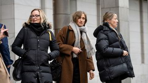 Schibsted-arvingene Susanne, Karina og Margrete Nagell-Erichsen på vei ut av Oslo tingrett i slutten av november.